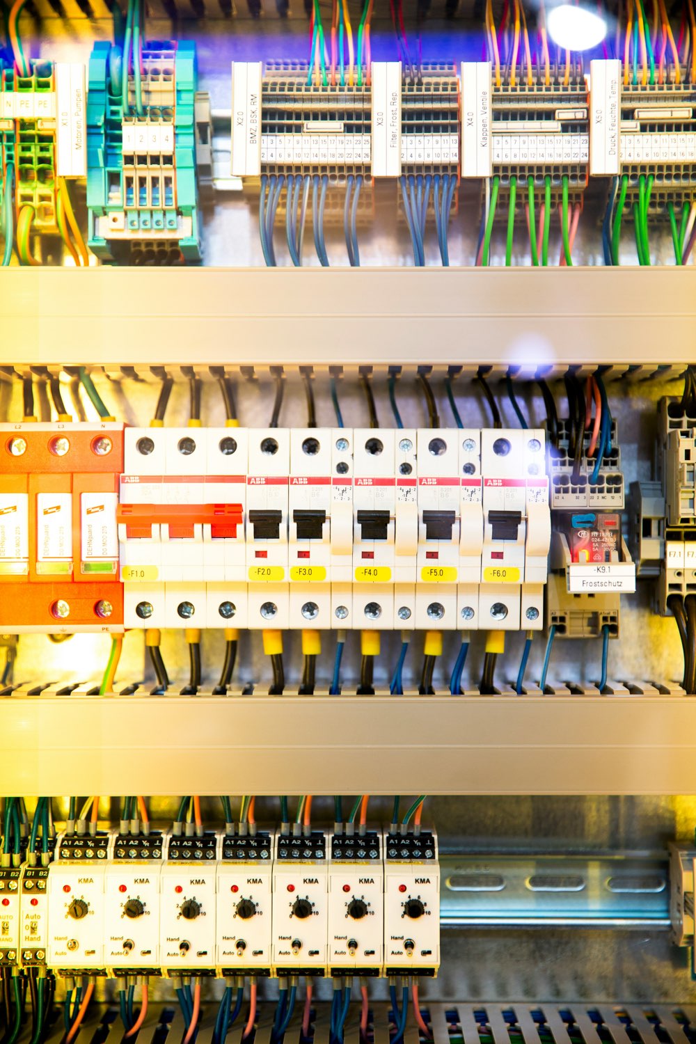 Schaltschrank mit Reihenklemmen, Sicherungsautomaten und farbig sortierter Verdrahtung